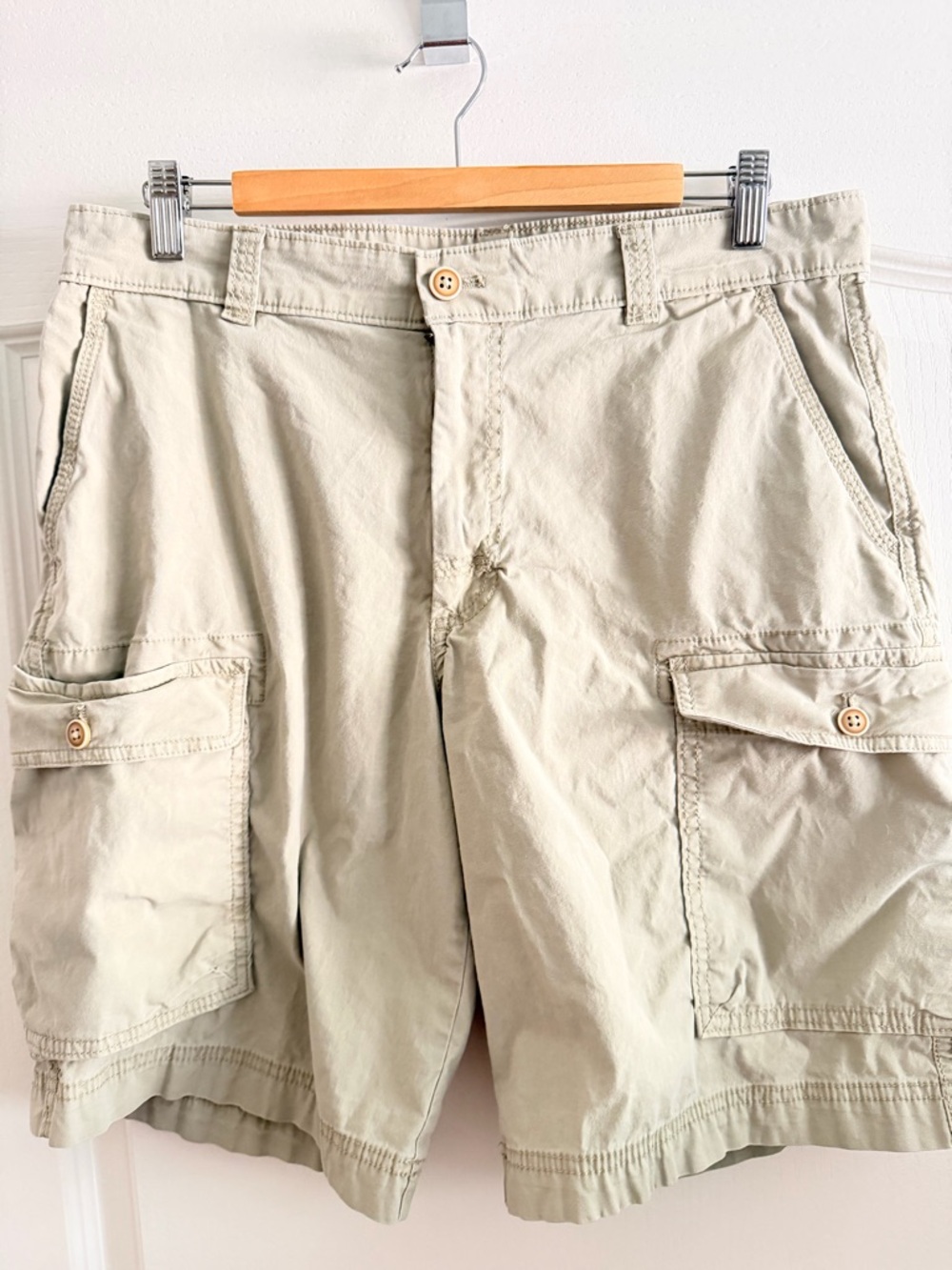 Izod Men's Cargo Shorts in Light Beige